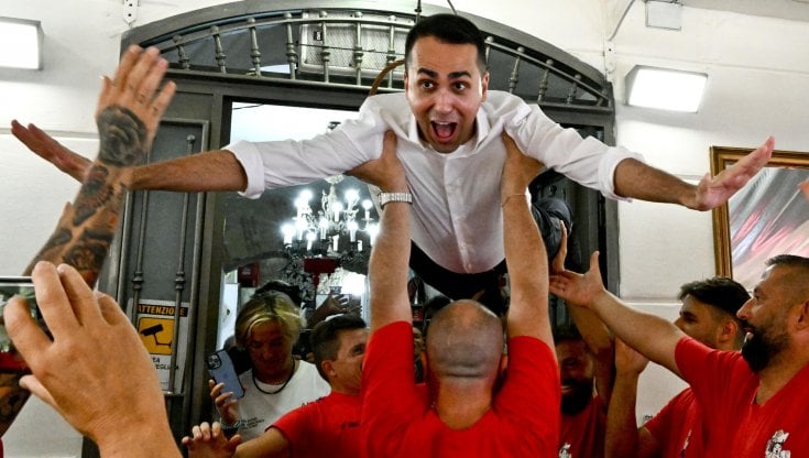 Luigi Di Maio, leader di Impegno civico, alzato in aria dai camerieri della folcloristica trattoria 'Nennella' a Napoli, in stile 'Dirti Dancing'