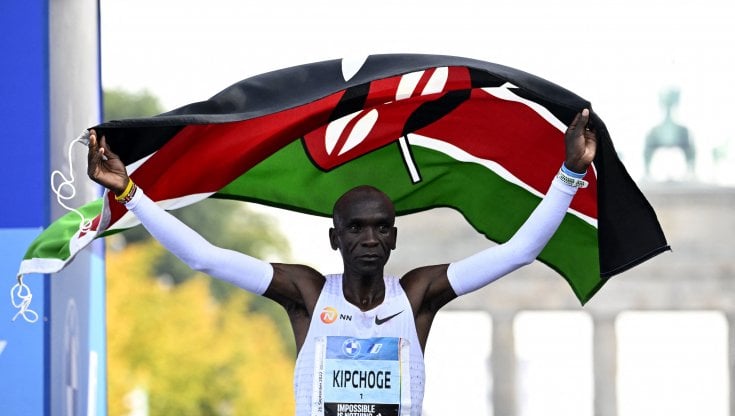 Eliud Kipchoge a Berlino dopo la vittoria e il nuovo record