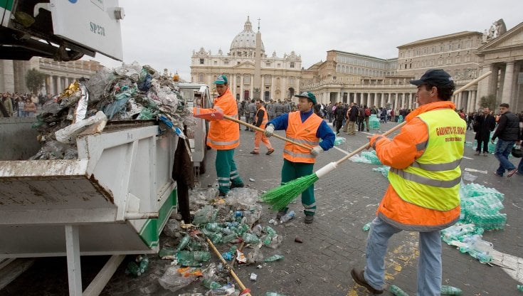 Netturbini al lavoro nei pressi del Vaticano (Joe Raedle/Getty Images)
