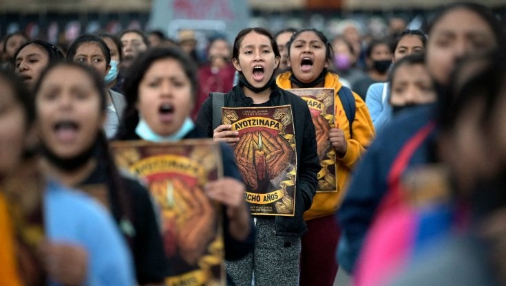 Una marcia a Citt&agrave; del Messico chiede giustizia per i 43 studenti uccisi otto anni fa a Ayotzinapa