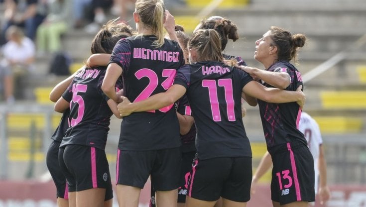 L'esultanza delle giocatrici della Roma (foto asroma)