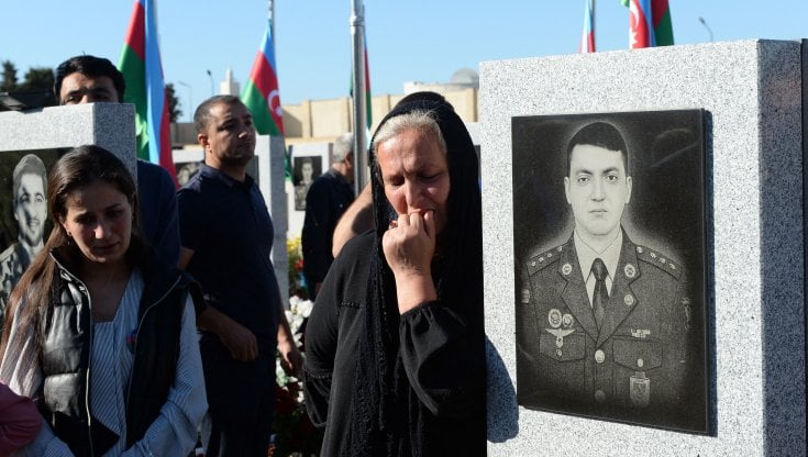 In un cimitero di Baku, la capitale dell'Azerbaigian, i parenti piangono i soldati uccisi negli scontri con l'Armenia per il Nagorno Karabakh. (Foto di Tofik Babayev/Afp)