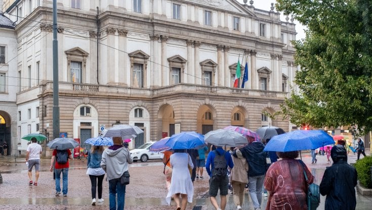 Previsioni meteo, piove su tutta l'Italia: allerta per 17 regioni. Ma nel weekend cambia tutto