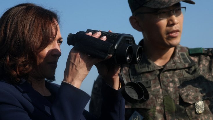 La vice presidente Usa Kamala Harris nella zona demilitarizzata di Panmunjom