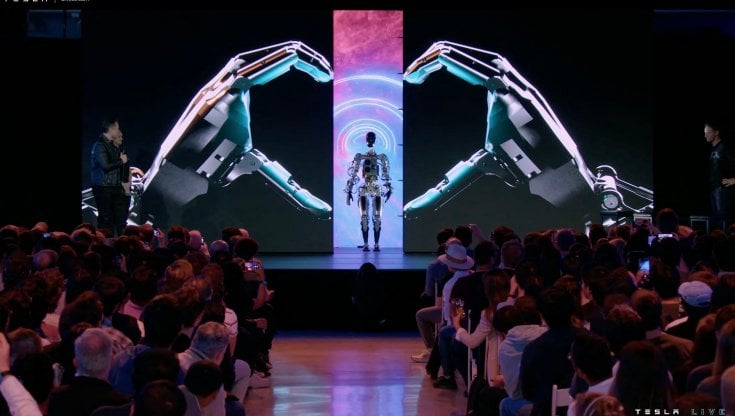 Musk presenta il suo robot umanoide Optimus. Innaffia e fa compiti semplici. "Gli manca un cervello"