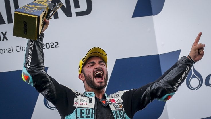Dennis Foggia festeggia sul podio