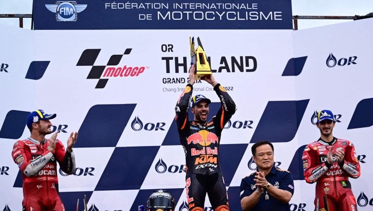 Oliveira sul podio con Miller e Bagnaia