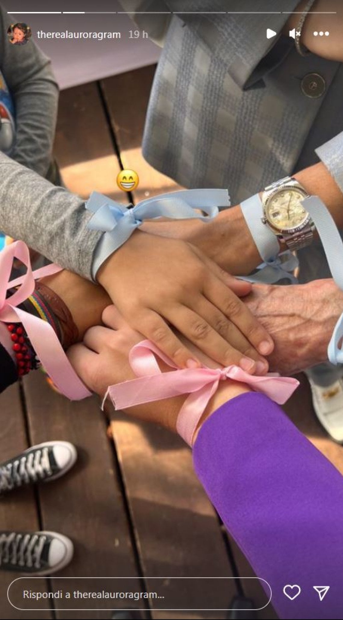 Aurora Ramazzotti, il gioco dei braccialetti colorati (Foto dall'account Instagram di Aurora Ramazzotti)