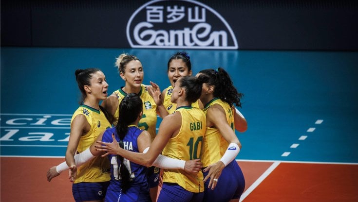 Il Brasile durante la partita vinta con la Cina (foto volleyballworld.com)