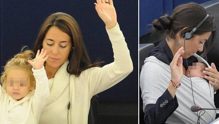 Licia Ronzulli nell'Aula del Parlamento europeo mentre vota con la figlia in braccio