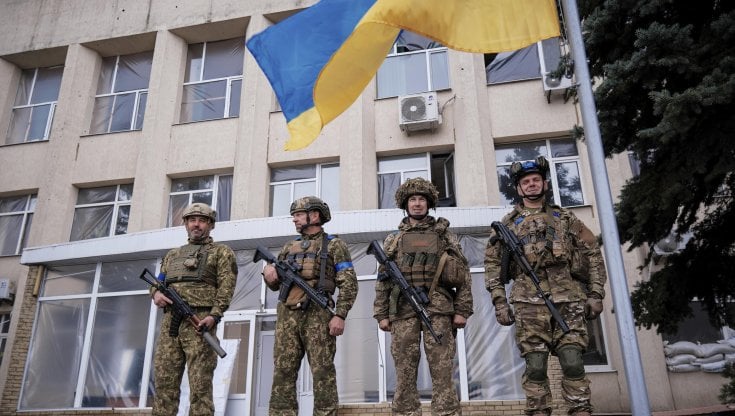 Nelle strade di Lyman i corpi dei soldati russi abbandonati nella fuga