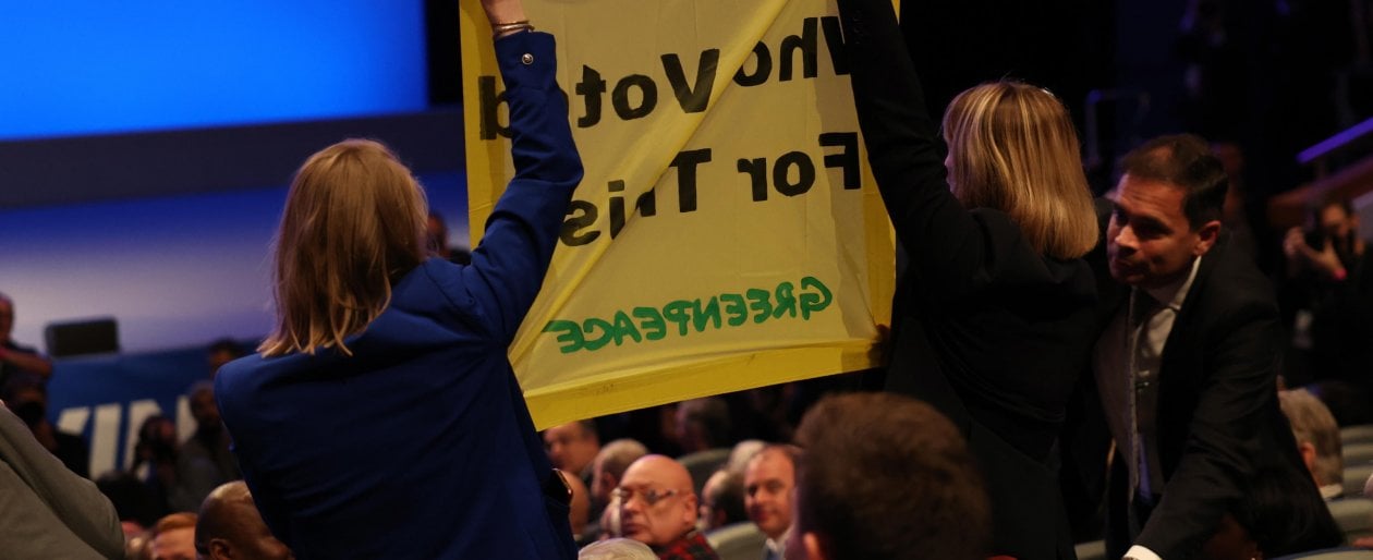 Gli attivisti di Greenpeace interrompono il discorso di Liz Truss a Birmingham