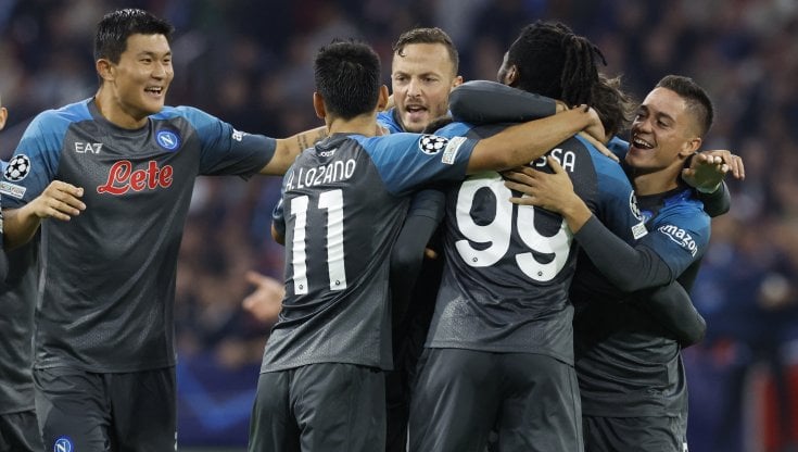 I giocatori del Napoli esultano dopo il quarto gol all'Ajax