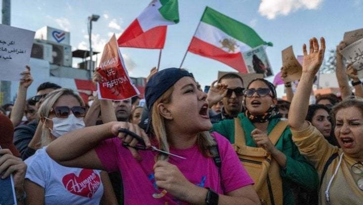 Iran in piazza nel nome di Mahsa