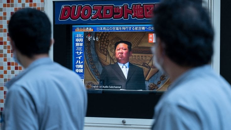 Kim lancia i missili in Giappone per provocare gli Usa: Mosca appoggia la "strategia del pazzo" del Maresciallo