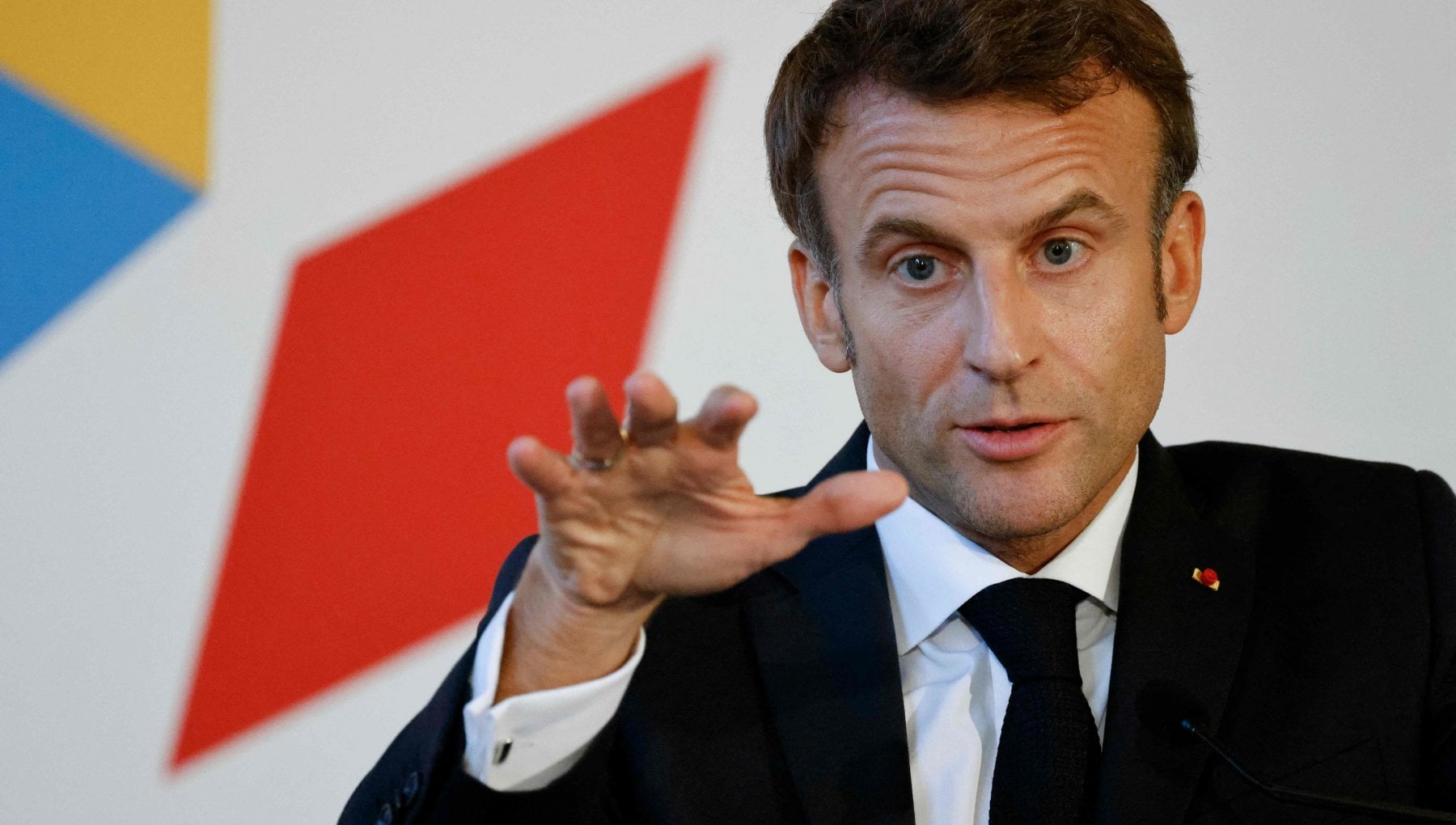 tra-real-politik-e-difesa-dei-valori-la-doppia-linea-della-francia