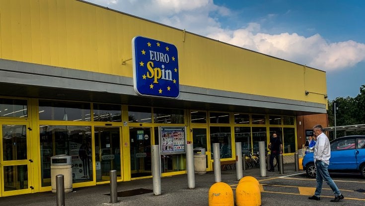Crisi energetica, caro bollette e inflazione: anche il ceto medio fa la spesa al discount