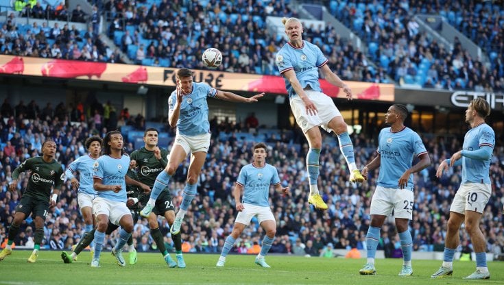 Premier, il Manchester City travolge il Southampton e va in vetta. Conte batte De Zerbi