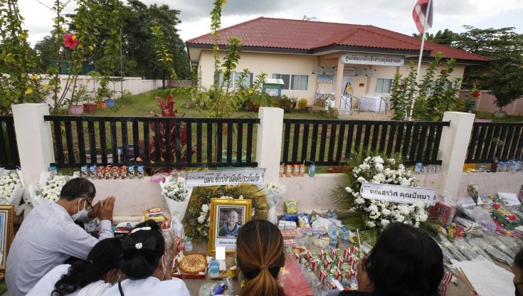 L'incredibile storia di Emmy, la bambina di tre anni sopravvissuta al massacro dell'asilo in Thailandia 