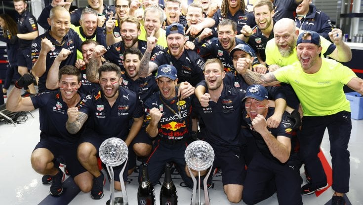 La Red bull festeggia la vittoria e il titolo mondiale di Verstappen