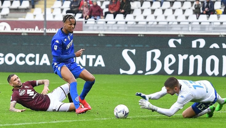 Un intervento del portiere dell'Empoli Vicario