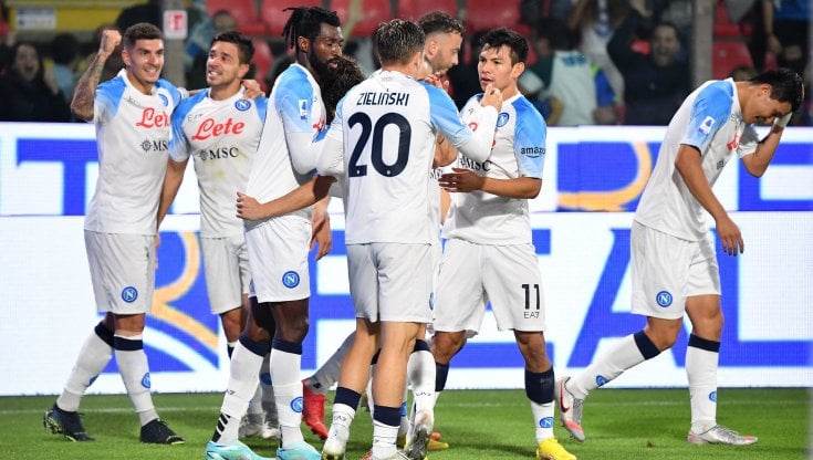 I giocatori del Napoli esultano dopo il gol del 2 a 1 segnato alla Cremonese