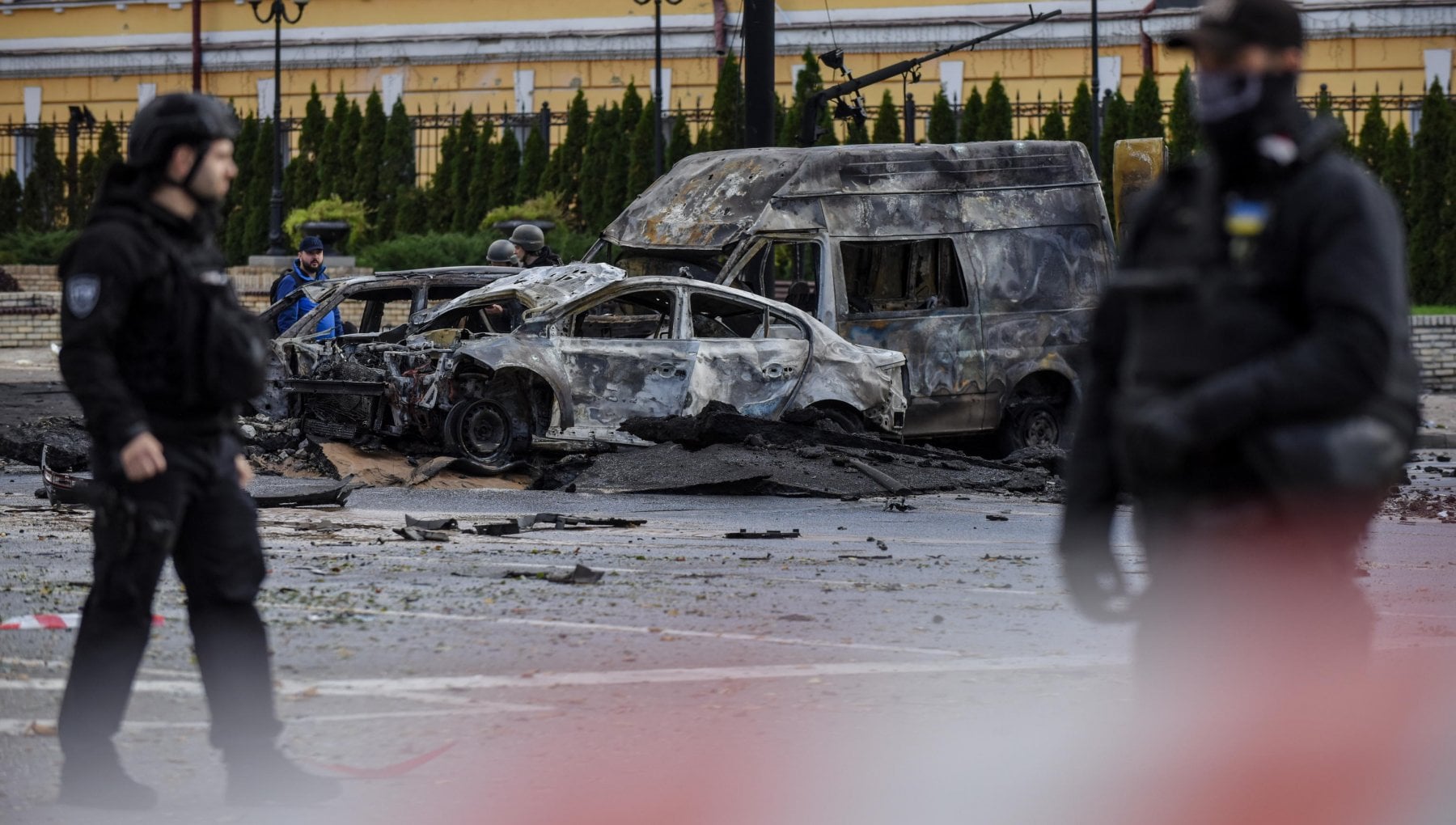 Paura e shock tra le gente di Kiev colpita dai missili di Mosca. Ma c'è anche chi rimprovera: "Perché abbiamo fatto saltare il ponte della Crimea?"