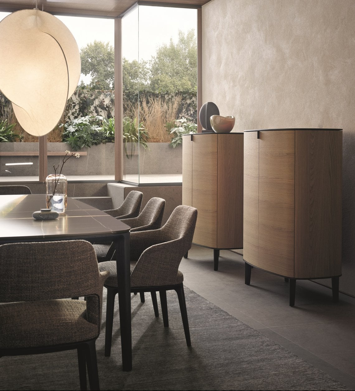 Due madie in rovere della collezione Symphony disegnate da Emmanuel Gallina per Poliform
