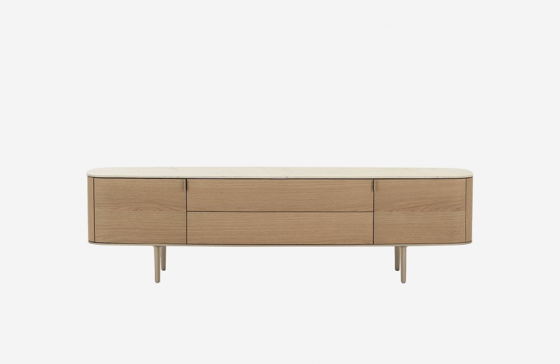 Versione lunga con vano a giorno della madia Symphony di Poliform. Struttura in rovere gold e piano in marmo zecevo levigato