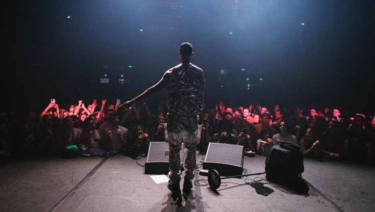 Mahmood sul palco del Bataclan di Parigi lo scorso aprile. Emilie Bardalou