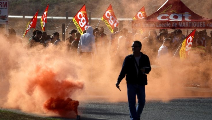 Lo sciopero delle raffinerie lascia la Francia a secco: un benzinaio su tre senza carburanti
