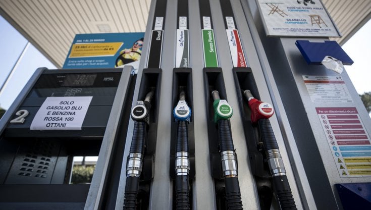 Carburanti, salgono i prezzi alla pompa. Il diesel servito sopra i 2 euro al litro