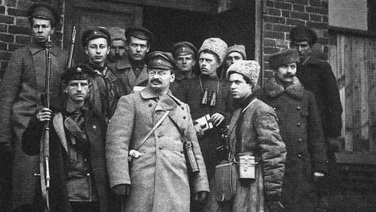 Gi&agrave; leader con Lenin della Rivoluzione del 1917, Lev Trotskij (al centro tra le guardie del corpo) fu esiliato e poi fatto uccidere da Stalin. getty images