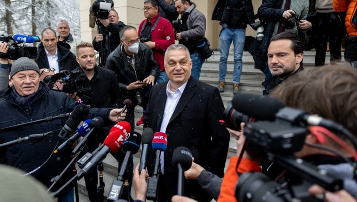 Il premier ungherese Viktor Orb&aacute;n circondato dai giornalisti. Janos Kummer/Getty Images