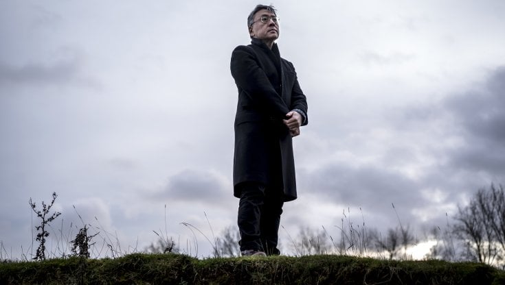 Kazuo Ishiguro &egrave; nato a Nagasaki nel 1954; a sei anni si trasfer&igrave; con la famiglia nel Regno Unito. Ha ricevuto il premio Nobel per la Letteratura nel 2017. Andrew Testa/The New York Times