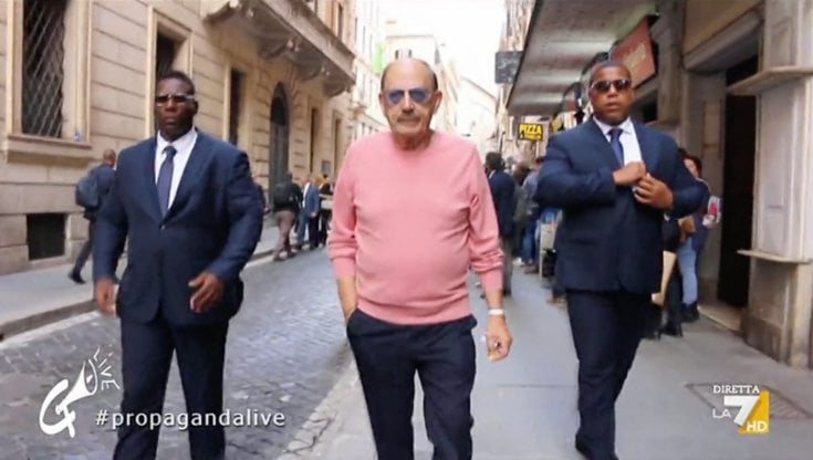 L&rsquo;onorevole Tonino Angelucci nel centro di Roma con due guardie del corpo 