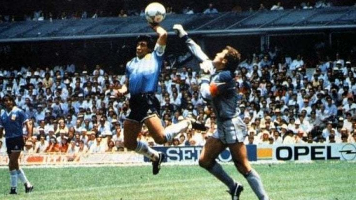La "Mano de Dios" di Diego Armando Maradona a Messico '86 nella partita tra Argentina e Inghilterra