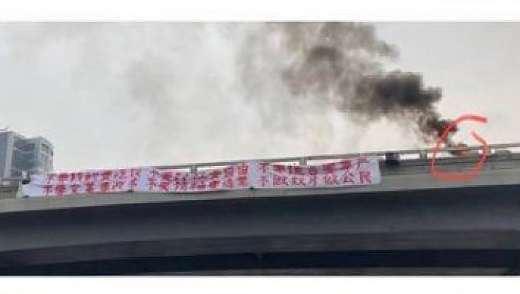 Pechino, poliziotti e censura sul ponte della protesta contro Xi Jinping: "Qui non è successo niente"