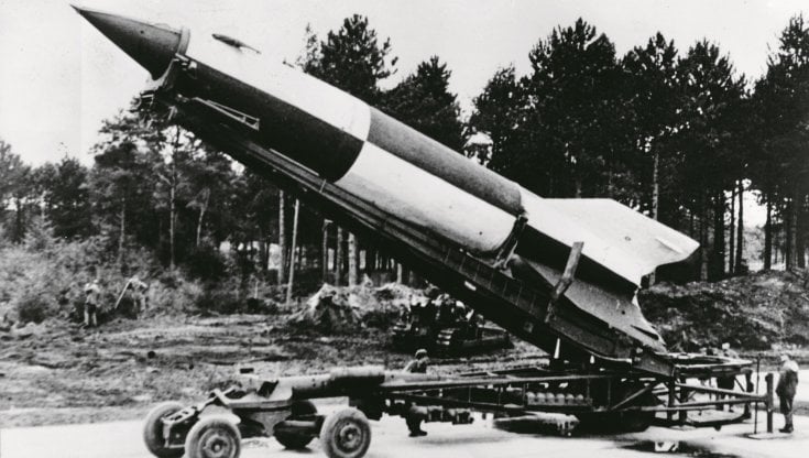 Missile tedesco V-2 pronto per il lancio (1945)