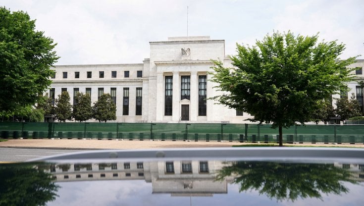 L'inflazione in Usa e le conseguenze per l'Italia: dal dollaro forte al taglio agli investimenti, così pesa su famiglie e imprese