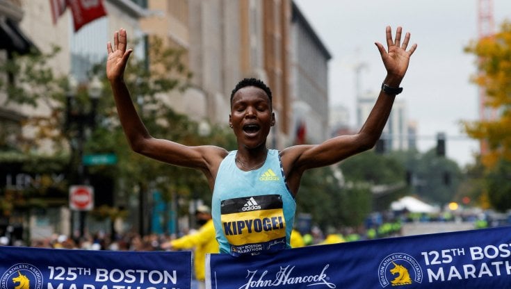 Diana Kipyokei taglia il traguardo alla maratona di Boston dello scorso anno