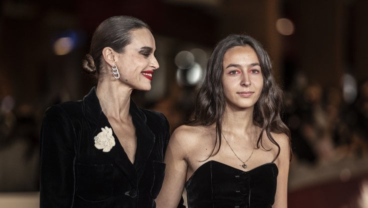 Kasia Smutniak illumina il red carpet con la figlia Sophie Taricone