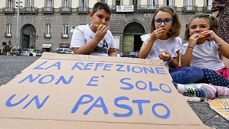 La protesta a Napoli per la mancata partenza delle refezioni nelle scuole