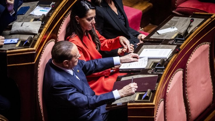 Pizzino di Berlusconi: "Meloni supponente". Lei: "Non ricattabile"