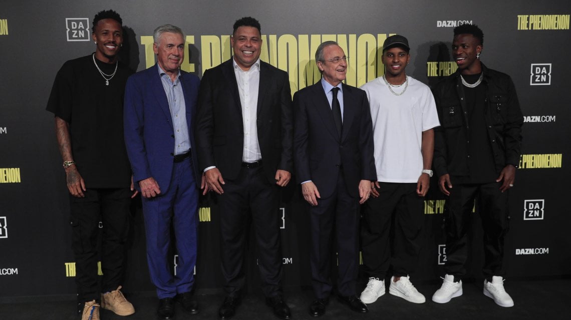 Ronaldo con alcuni protagonisti dell'attuale Real Madrid: da sinistra, Militao, Ancelotti, Ronaldo, il presidente Perez, rodrygo e Vinicius Jr