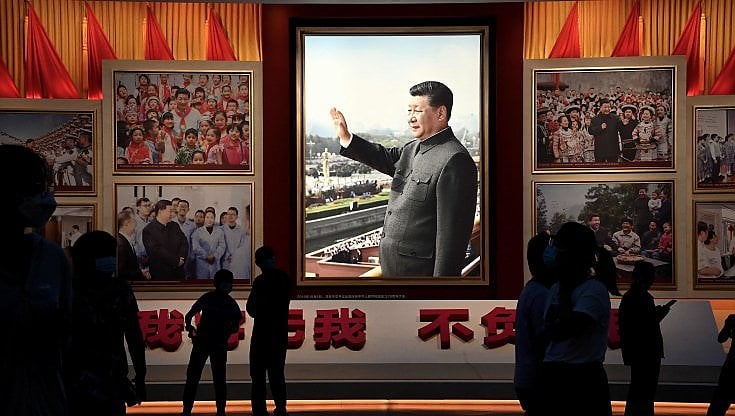 Un ritratto del presidente Xi Jinping al Museo del Partito comunista cinese a Pechino