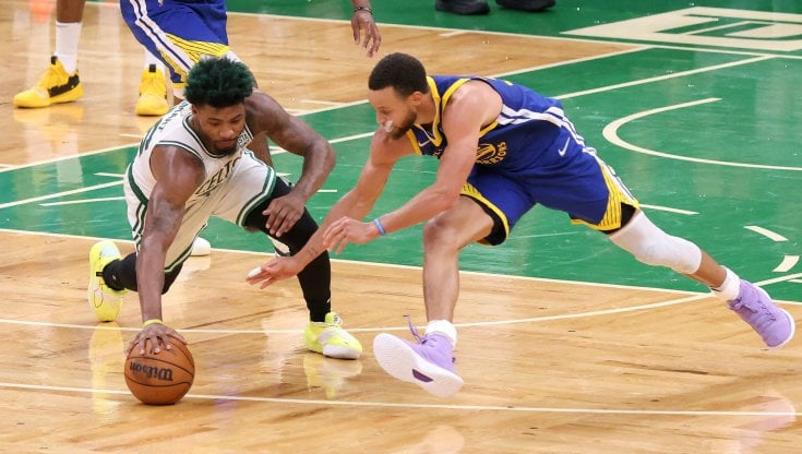 Marcus Smart e Stephen Curry durante una delle gare di finale della scorsa stagione