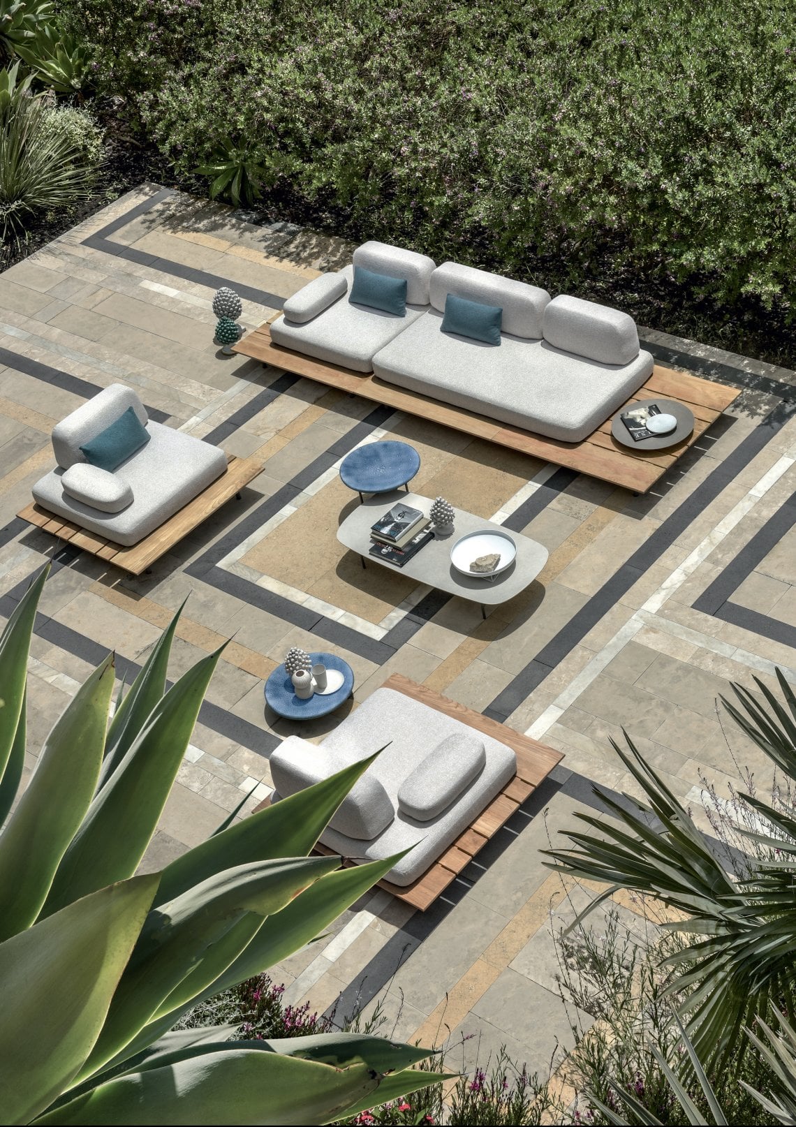 La designer ha debuttato quest&rsquo;anno nel settore dell&rsquo;outdoor con Calipso, una collezione pensata per Ethimo nel segno della libert&agrave; configurativa 