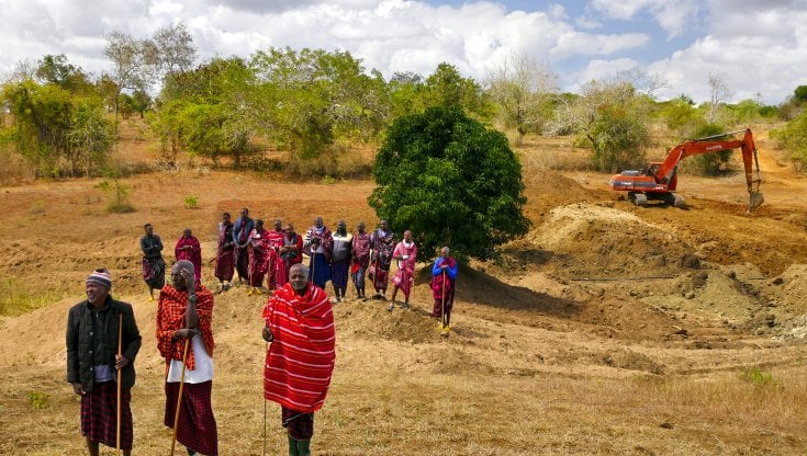 Un gruppo di Masai del villaggio di Kwamadule, in Tanzania:&nbsp;qui i lavori per l&rsquo;oleodotto sono gi&agrave; iniziati.&nbsp; (Alessandro Pucci)