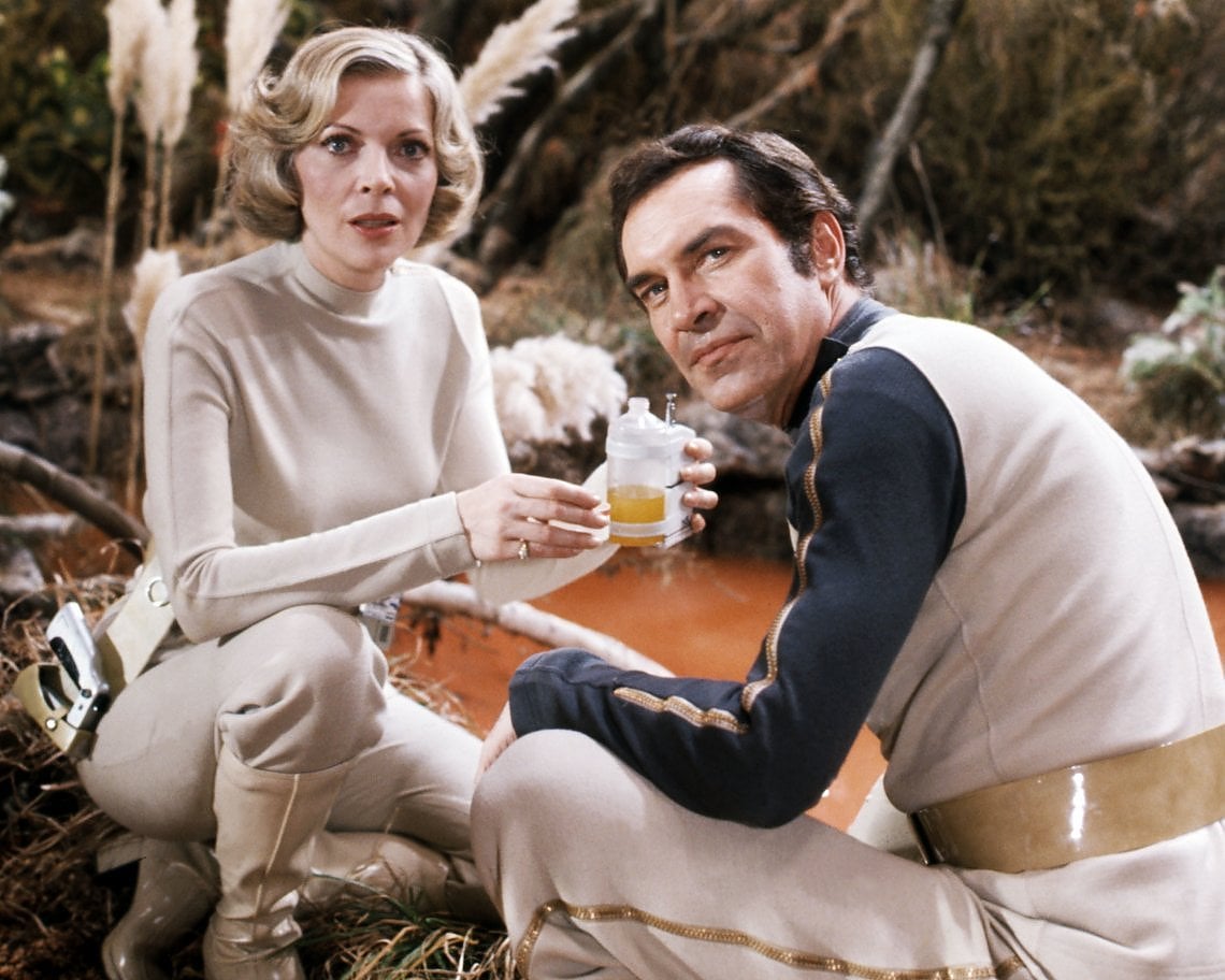 'Spazio 1999', Martin Landau nei panni del comandante John Koenig e Barbara Bain, nel ruolo della dottoressa Helena Russell